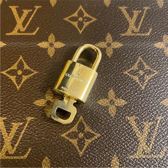LOUIS VUITTON | brass lock and key 319. - Picture 1 of 4